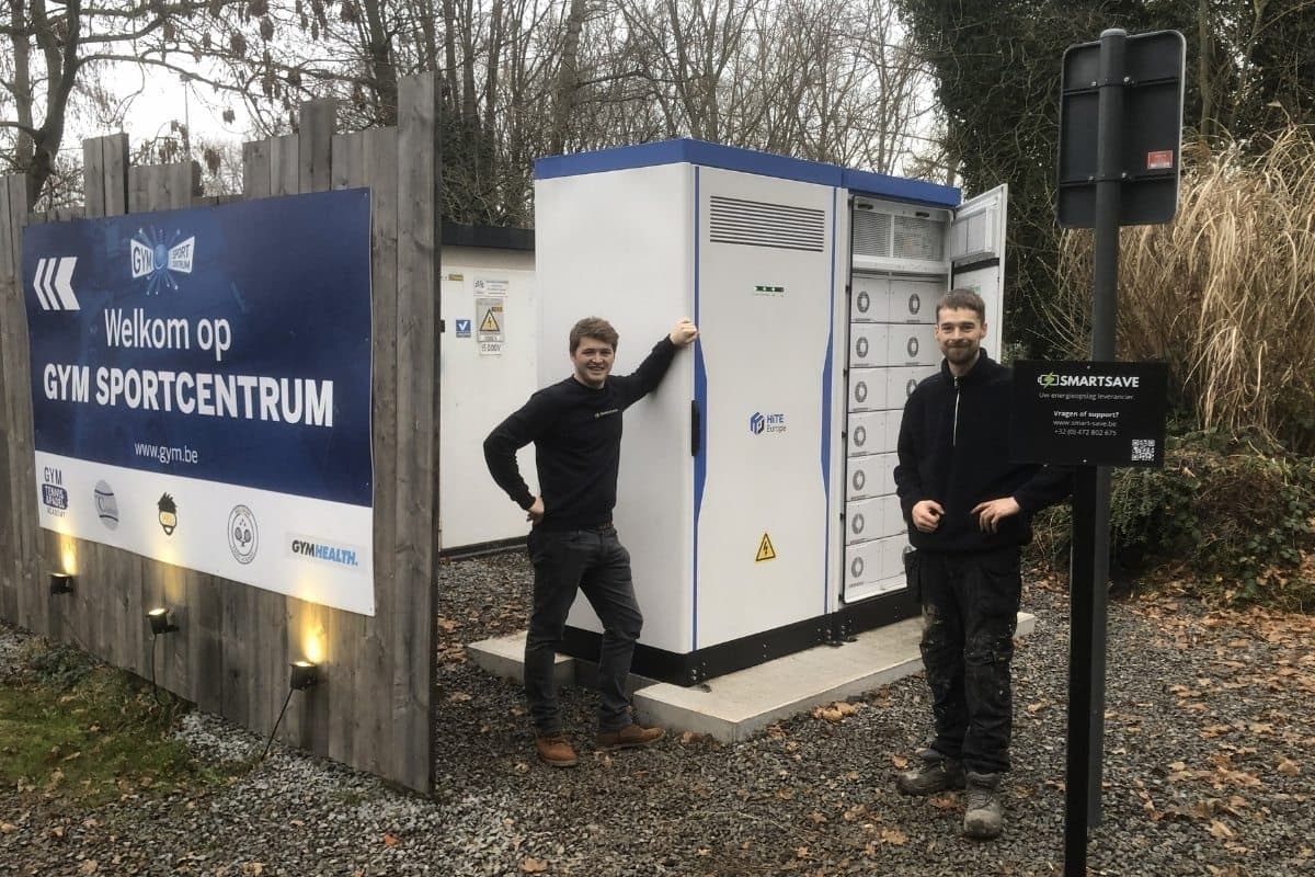 De oprichters van SmartSave bij een BESS installatie